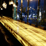 ONE on ONE - ゴールドに光る大理石のロングテーブル