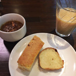 ルヴァン - スープ、自家製フォカッチャ、自家製パンドミ、ドリンク