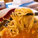 拉麺一匠 DEAD OR ALIVE - 麺持ち上げ