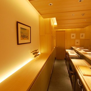 檜香る店内で優雅な一時をお過ごしください。