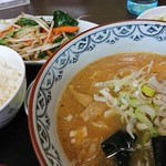 Ramen Ichiban Kan - 「日替わりランチ 干しエビと小松菜の炒め物 味噌らーめん」(¥670-税込)の全景です。