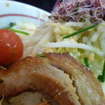 千里眼 - 2011豚祭最終日の千里ナーラ麺少なめ野菜チョイ増しチーズ増し増し