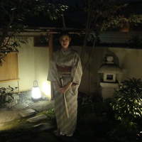 柏屋 大阪千里山 - 茶室前です。料理を運んで下さった女の子の1人にモデルをお願いしました。