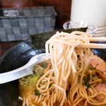 濃麺 海月 - 麺持ち上げ