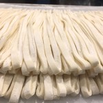 立ち呑みとうどん みのり - お店で作る自家製麺は平打ち麺！