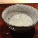 菊鮨 - 温かい蛤汁・・蛤と昆布だけで作られていますが、蛤のお出汁がよく出ていて美味しい。