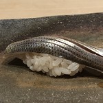 菊鮨 - 小肌(天草）・・いつもながらいい〆加減で美味しい。間に「芝海老」のそぼろ入り。