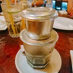 Luna Pub Danang - 下にちょっと溜まったコーヒー　フィルターと呼ばれるフランス式抽出機