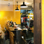 蜜香屋 - 外からガラス越しに店内をのぞいてみる♡