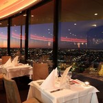 C Restaurant IN THE SKY - ビルの33階の回転レストラン