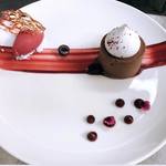C Restaurant IN THE SKY - デザート　左にあるのはルビーカカオを使ったチョコレートアイス