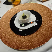 ナベノ-イズム - オードブル 両国江戸蕎麦ほそ川の蕎麦粉をソースエミュルッショネの技法で仕上げたそばがき 奥井海生堂蔵囲い２年物昆布のジュレとキャビア、ウォッカクリーム、山葵をあしらって