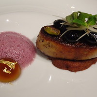 ナベノ-イズム - フォアグラV.C.C.焼き　バッハコーヒー粗挽き仕上げ 丹波産黒豆のスパイスエチュベと焦がしピスタチオ、針生姜のハーモニー、 ルビーポルト酒のエキューム、コーヒーリキュール”カモク”とエスプレッソを アンビベした創業150年木村屋本店人形焼と共に