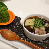 ナベノ-イズム - 広島県かなわ水産牡蠣のココット仕立て フランス産黒トリュフ、ピエ・ド・ボー、江戸伝統野菜千住葱とのハーモニー 黒胡椒入りブール・ノワゼットの香りと共に　パセリのスポンジパンを添えて