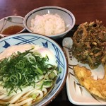 丸亀製麺 - とろ玉うどん 大盛 520円   天丼用白ごはん 130円
            ちくわの磯辺かき揚げ 150円   かぼちゃ天 100円