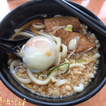 駅そば あじさい茶屋 - とろ玉たぬきつねうどん(温/380円)♪
            うどんに半熟たまごときつね、揚げ玉とネギが乗ってる。半熟たまごは温玉みたいでトロトロ！
            うどんはあんまりコシはなく、お出汁はやっぱり関東のお出汁だねぇ(^^ゞ