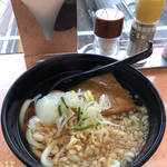 駅そば あじさい茶屋 - とろ玉たぬきつねうどん(温/380円)♪
            早速頂こうかな〜としてると電車が来るのが見えてちょっとテンション上がる☆彡
            ここのお店はカウンターからガラス越しにホームや線路が見えるんだね〜(^^♪