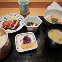割烹 とよだ - 若鶏きじ焼き、栗ご飯セット￥１，５００
