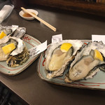 Tsukiji Sandai - 二種食べ比べセット。色んな産地の牡蠣があります！