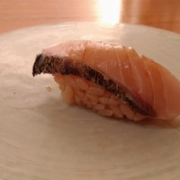 鮨処 石ばし - 追加で、 ◆藁で燻したさわら　最初燻した香りが前面に感じられますが、その後、さわらの 　ほっくりとした食感、お味がいただけました。こちらも印象的だった一品。