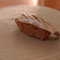 鮨処 石ばし - ◆コハダ　少し冷たいまま握っておられるとのこと。ほんのりゆずの香り。 　シャリより少し冷たく感じます。　確かに冷たい方が、コハダの質感、 　お味がより鮮明に感じられる印象です。