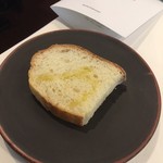 リナシメント - パン皿は木のように見えて陶器