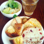 La Brioche caffe - ミニサラダとお好みパン盛り！メインがくるのを待てず早速いただきます！