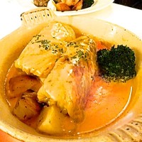 スンガリー 新宿東口本店 - ゴルブッツィ(ウクライナ風ロールキャベツの煮込み焼き、トマトクリーム仕立て)   日本のロールキャベツとは全く違います！ お鍋で煮ないで、オーブンで焼いているんです。だからここまで大きくても煮崩れしないロールキャベツ！