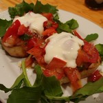 カサレッチョ - ストラッキーノチーズとトマトのブルスケッタ