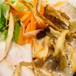 マキザラーメン - トッピングにもゴボウのスライスが