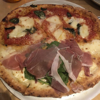 THE RIGOLETTO - ピザハーフ&ハーフ（マルゲリータ、生ハムとルッコラ）
