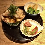 酒井商会 - 酒肴盛り：子持ち昆布と菜の花のおひたし、わかさぎと九条葱の南蛮、セリとフルーツトマトの胡麻和え