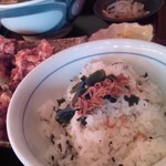 千舟屋 - 再訪。連れも釣られてカラアゲ定食。ご飯は+100円で週替わりのわかめごはんに。