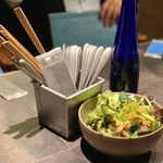 炭火とワイン - お通し 新鮮ベビーリーフサラダ食べ放題¥400