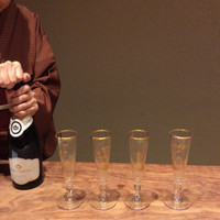 米増 - シャンパンで乾杯、チラリ女将の素敵な着物❣️