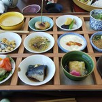 國見 - 小鉢御膳(他に、ご飯、味噌汁、デザート付きで、2900円)