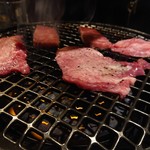 焼肉屋かねちゃん - 網の上の牛タン他