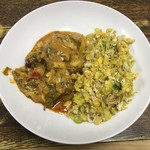 SPICY CURRY 魯珈 - 東南アジア風酢筍と高菜と豚スペアリブカレー(自作炒飯)