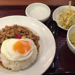 タイ料理 レモングラス - 鶏肉のバジル炒めライス添えスープ付き 980円