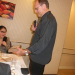 ジャンポール エヴァン - 話に熱が入り、各テーブルに回ってきました