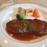 La Sail - メインのステーキは、値段なりの肉質ではあります。