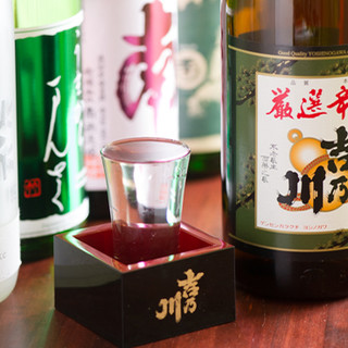日本酒很講究。女性日無論幾杯都優惠100日元!