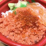 アストロ 丼丸 - 鮭家族丼アップ