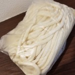 大竹製麺所 - 作りたてを袋に入れてくれます