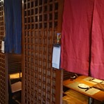 和洋酒彩 河童 - テ-ブル席は全席半個室となっております。