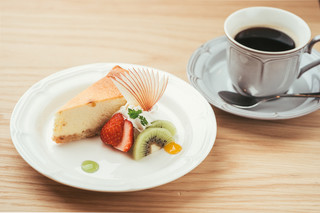 Kadonomise - CADOオリジナル絶品チーズケーキとホットコーヒー\650(税抜き)