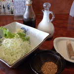 和心とんかつ　あんず - 定食のセットにあるサラダ。青じそのクリームドレッシング（白）が美味