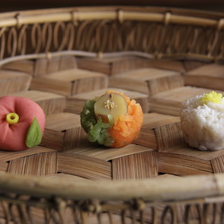 目の前で作りあげられていく和菓子を楽しむ。