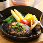 Gogatsuno Sakura - 【鉄鍋　常陸牛ハンバーグ　ジンジャー・オニオンソイソース】お肉は和牛67％、国産豚33％。鉄鍋で香りもごちそう。