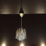 アーンドラ・ダイニング - 頭上のムーディなランプ、今日気付きました